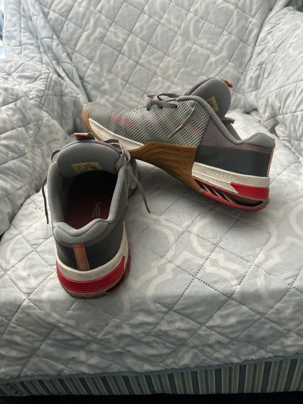 Nike sports shoes (size 9) - Picture 2 of 3